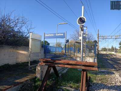...un binario di testa inutilizzato e il cartello �Enziteto-Catino�. E dei vagoni neanche l�ombra